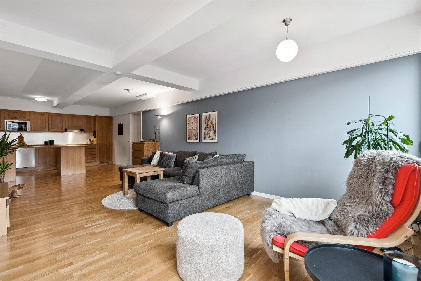 I stuen har du god plass til sofagruppe, tv, spisebord og det du måtte ønske. Galleribilde