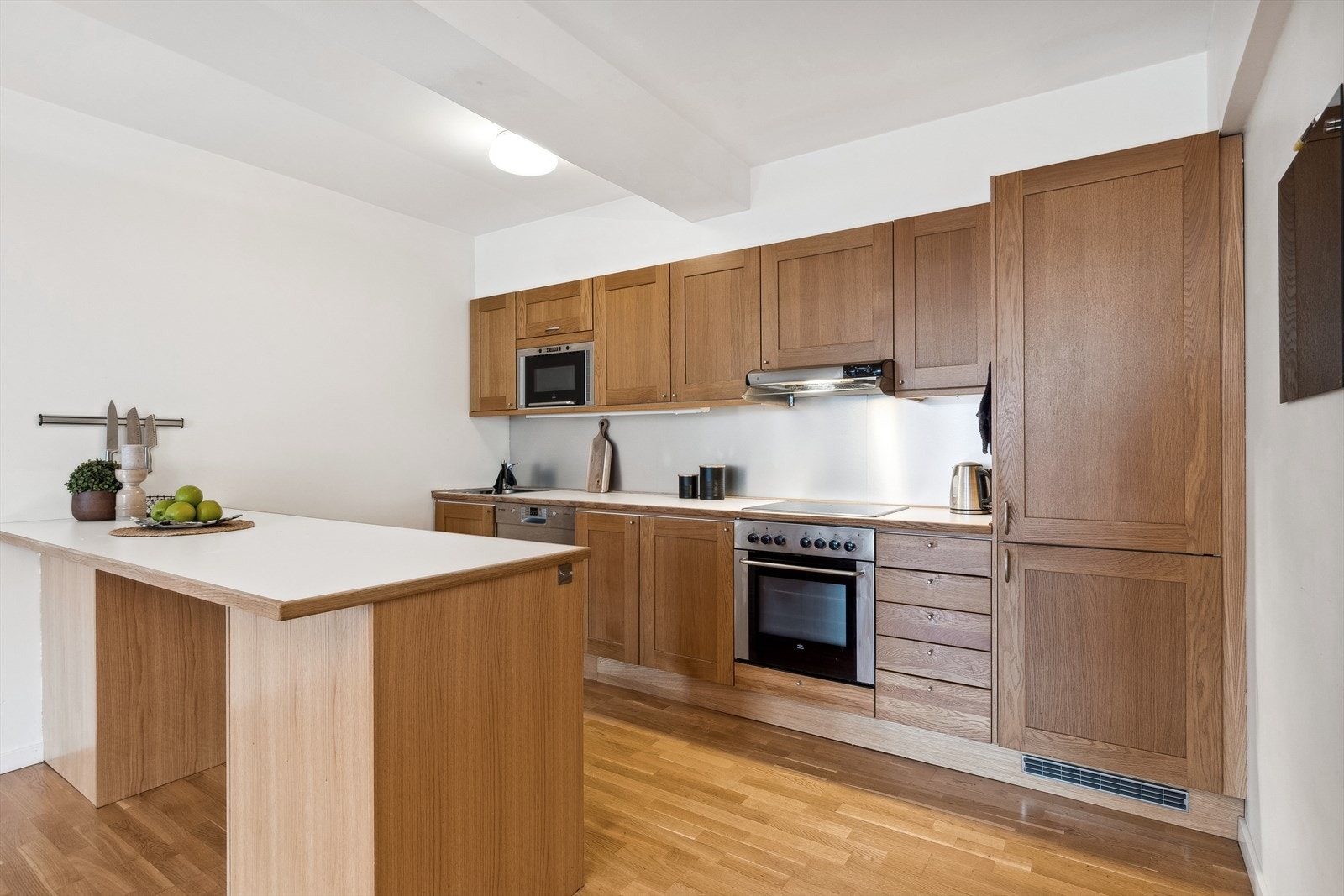 Kjøkkenet er ustyrt med platetopp, stekeovn, mikroovn, kjøleskap og oppvaskmaskin. Alle hvitevarer medfølger handelen. Galleribilde