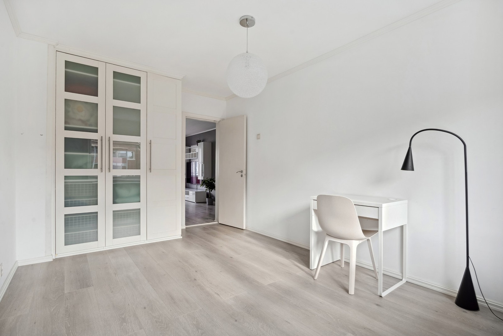 God plass til seng av god størrelse, garderobeløsning og annet ønsket soveromsmøblement. Galleribilde