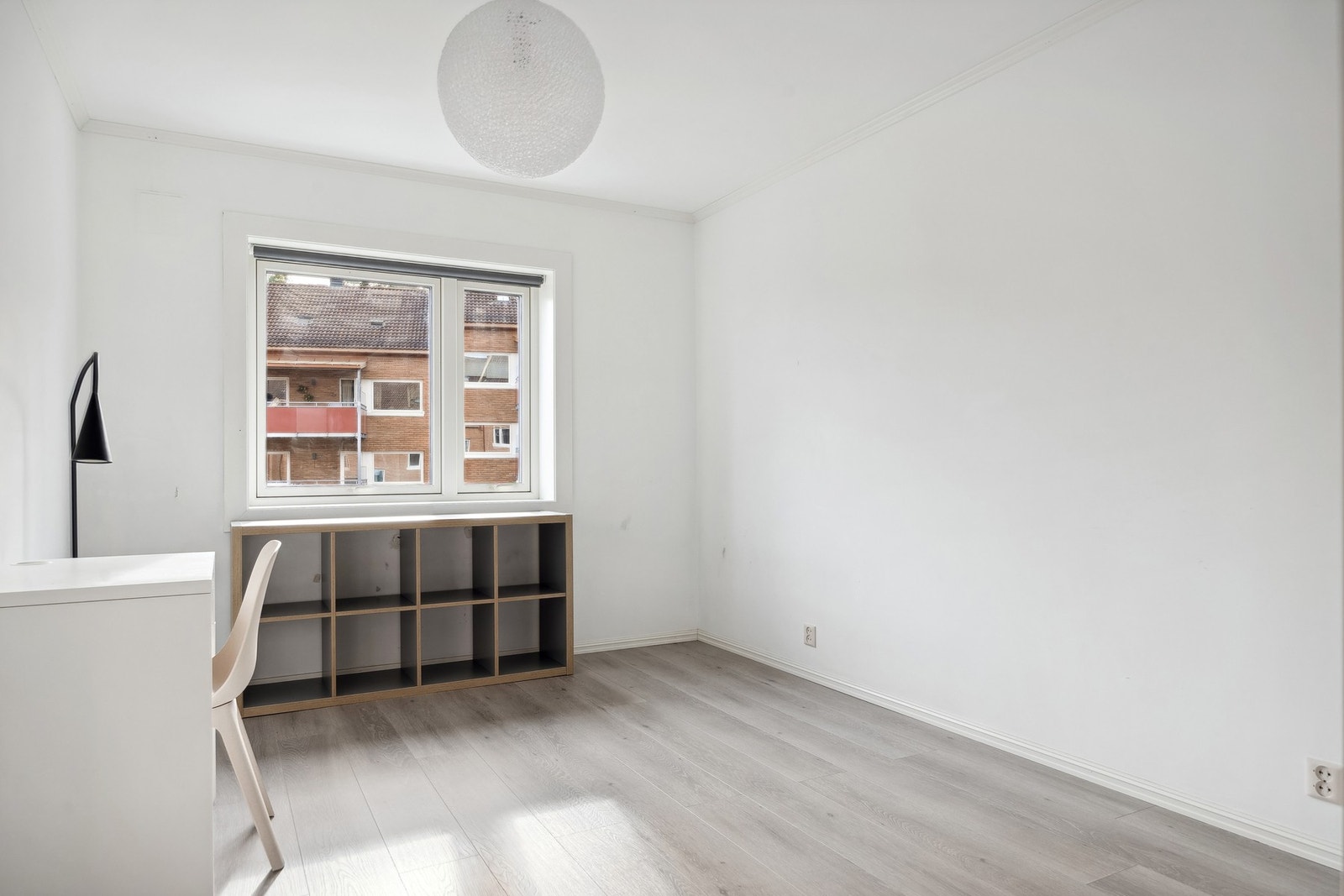Boligen har to svært romslige soverom. Avbildet rom er på hele 13,4 kvm og vender inn mot sameiets fellesareal. Galleribilde