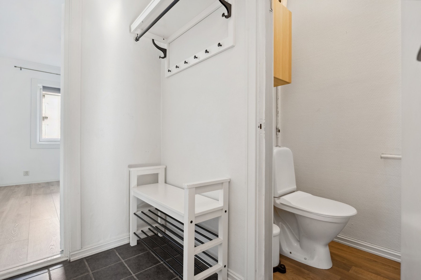 Praktisk toalettrom adskilt fra badet, og er lokalisert på motsatt side av gangen. Galleribilde