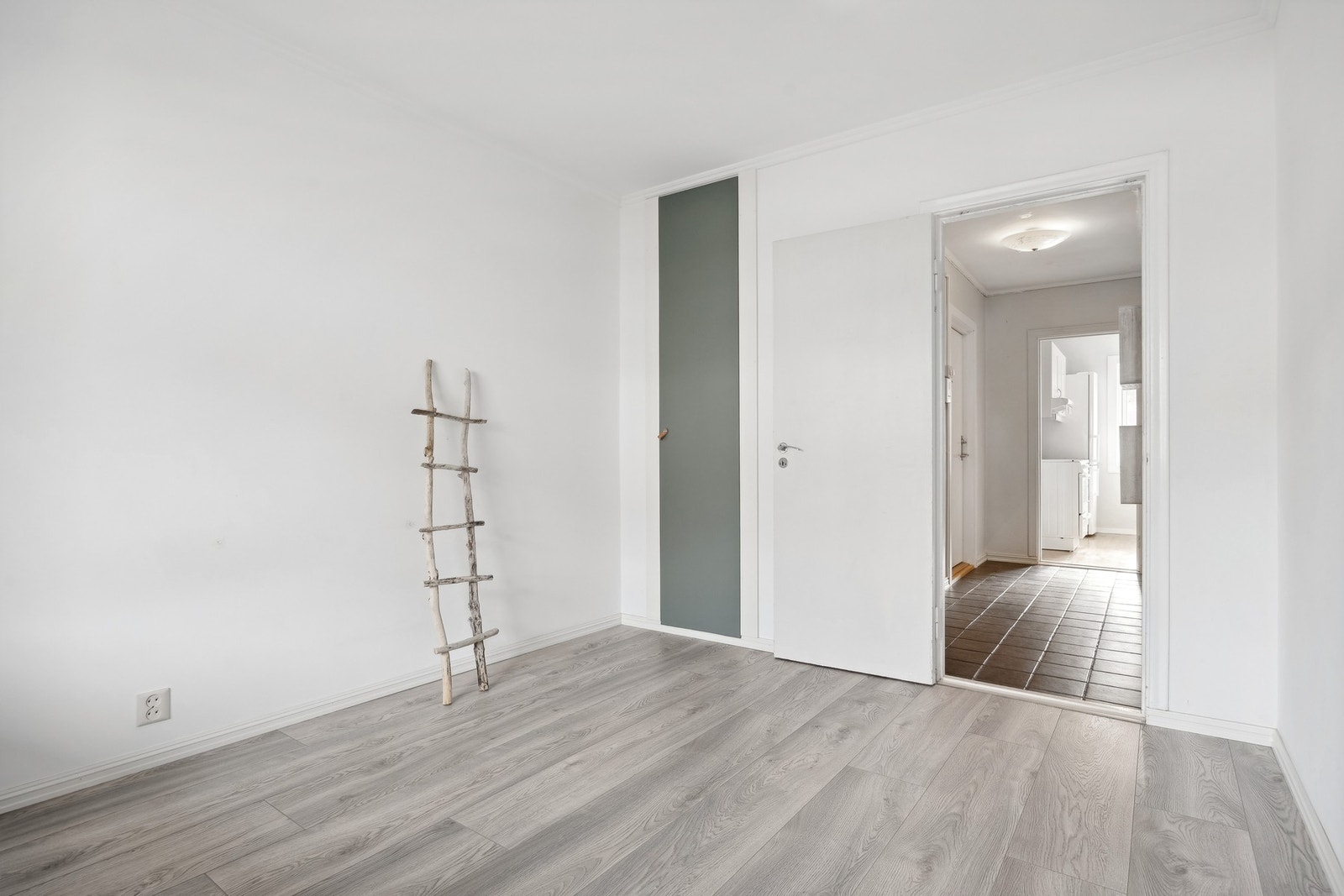 I hjørnet av rommet finnes det en praktisk nisje for oppbevaring/lagring. Galleribilde