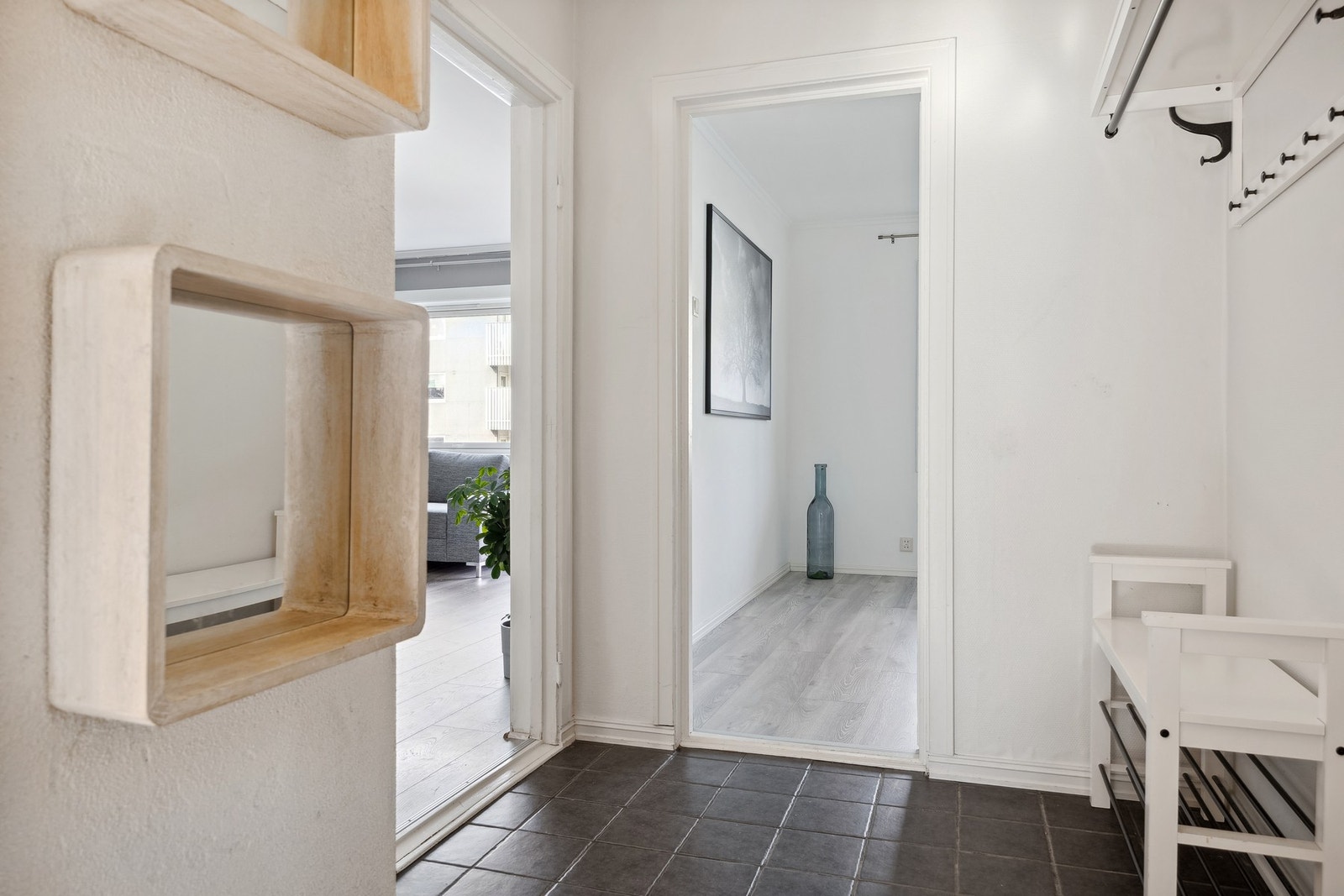 I entreen er det god plass til løsninger for oppbevaring av yttertøy. Galleribilde