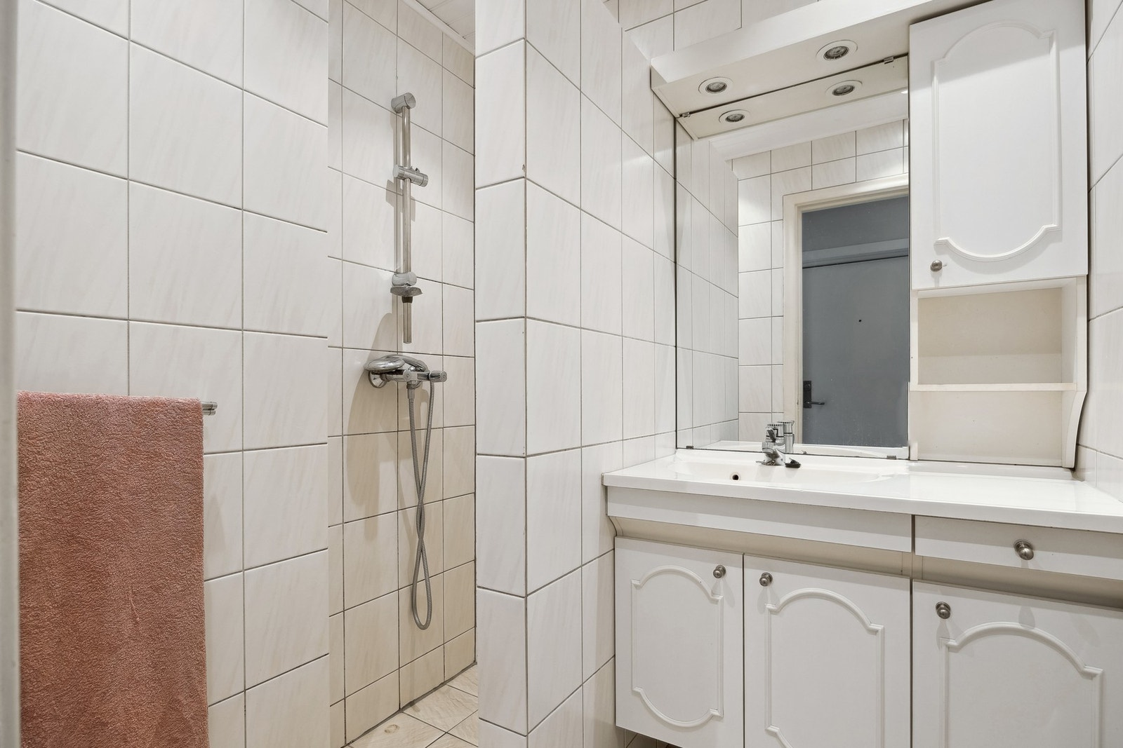 Badet er flislagt med elektriske varmekabler i gulv. Galleribilde