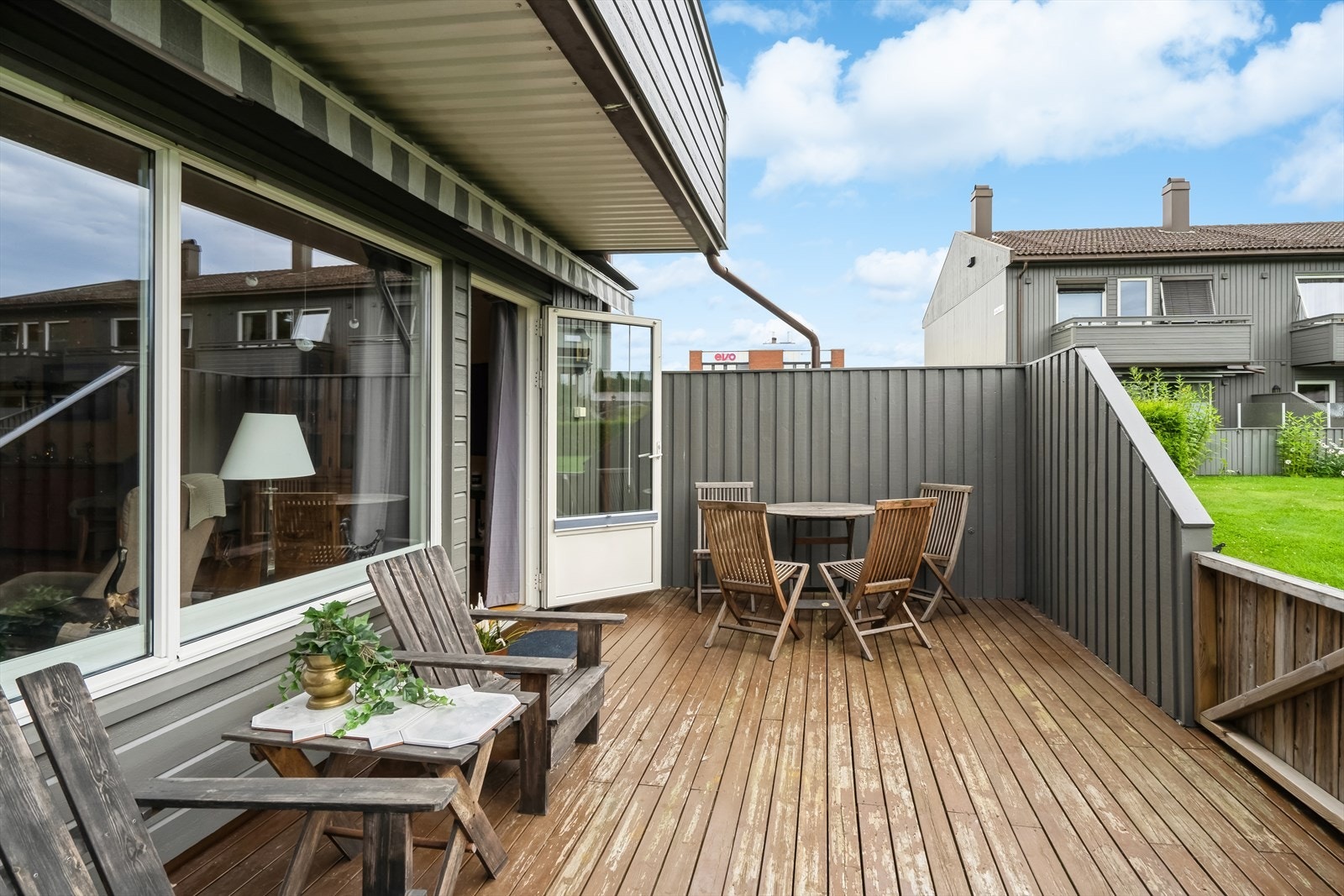 Terrassen er romslig og har gode solforhold Galleribilde