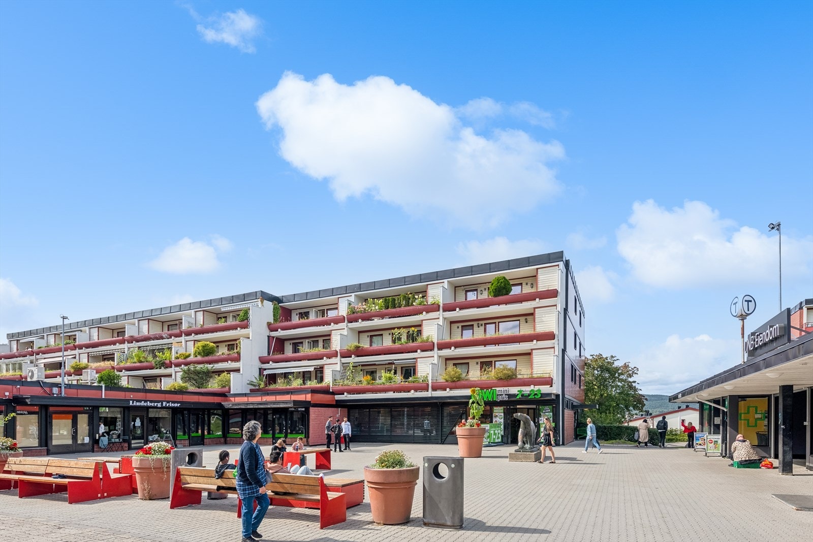 Borettslaget ligger også meget sentralt til, med umiddelbar nærhet til både nærbutikk, buss og t-bane. Galleribilde