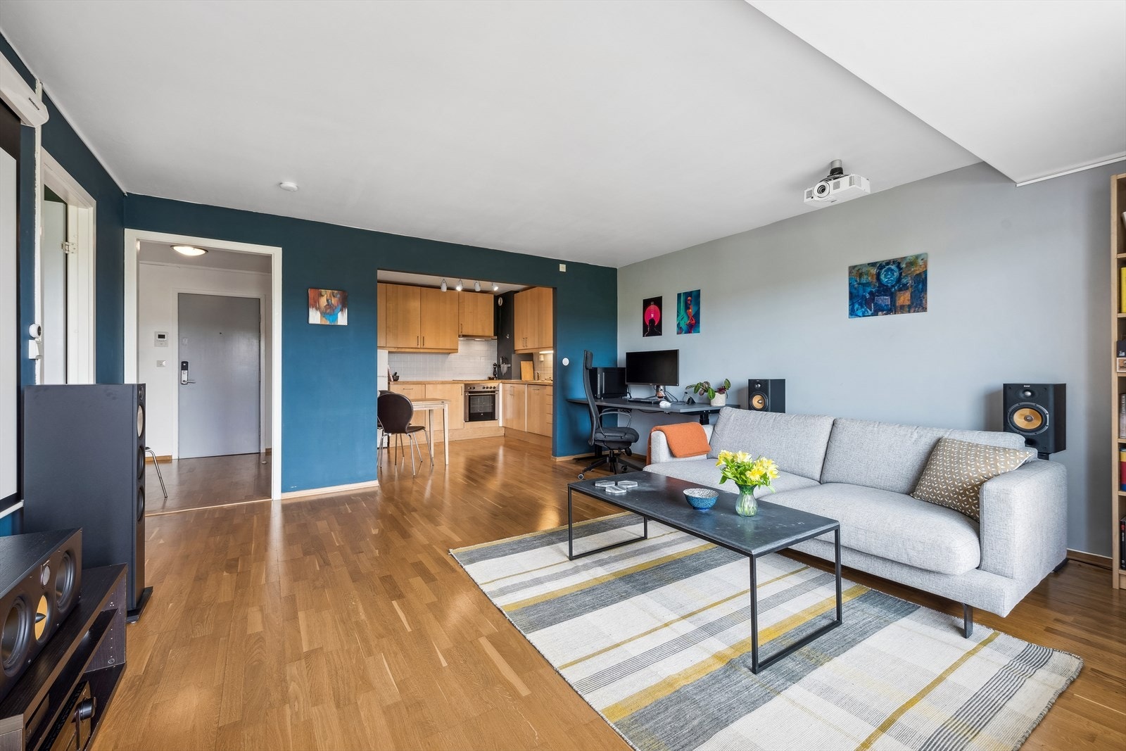 Overflatene er malt i behagelige fargetoner, og det er parkett på gulvet. Galleribilde