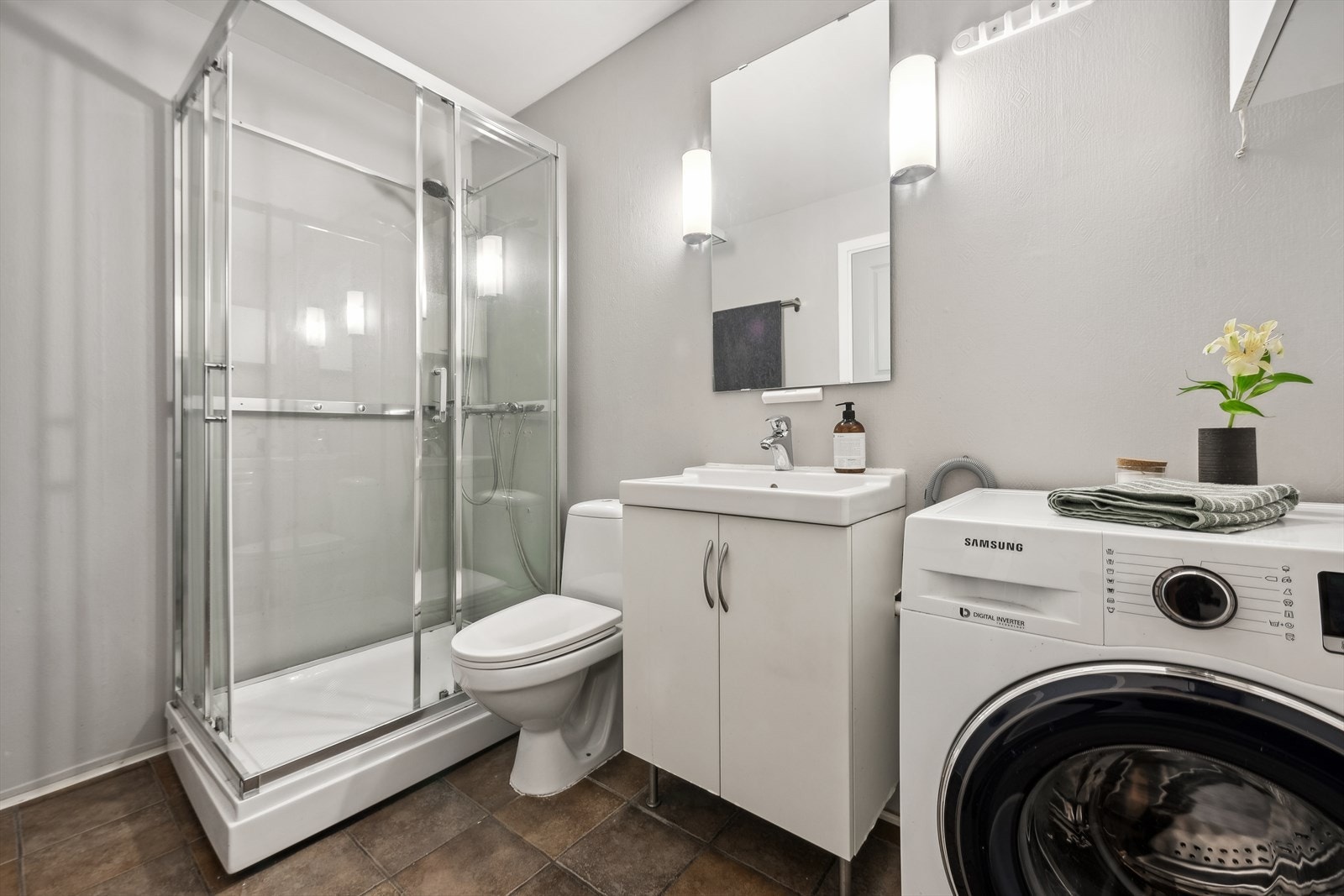 Badet ligger i tilknytning til entreen. Her har du dusjkabinett og opplegg for vaskemaskin. Galleribilde