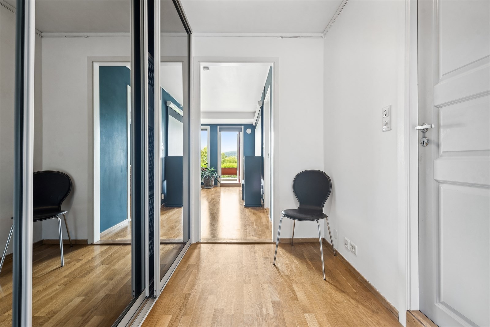 I entreen har du en stor skyvedørsgarderobe med speilfronter. Galleribilde