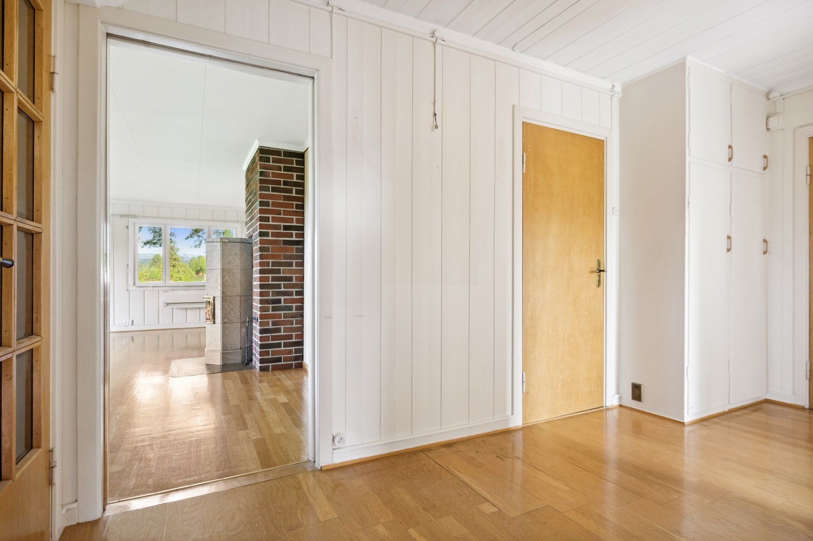 Her ønskes du velkommen inn i en lys entré og videre inn til en gang med plass til å henge fra seg ytterklær i plassbygde garderobeskaper. Galleribilde
