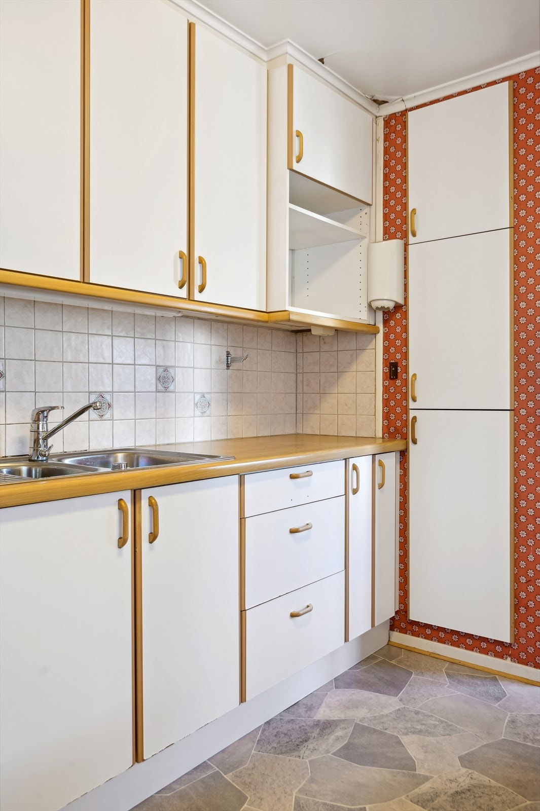 Rustfri oppvaskkum, ett-greps blandebatteri og opplegg for vaskemaskin. Komfyrvakt over komfyrnisjen. Galleribilde