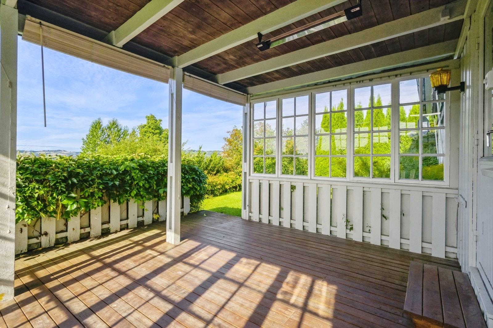 Overbygd terrasse med direkte utgang fra stue. Galleribilde