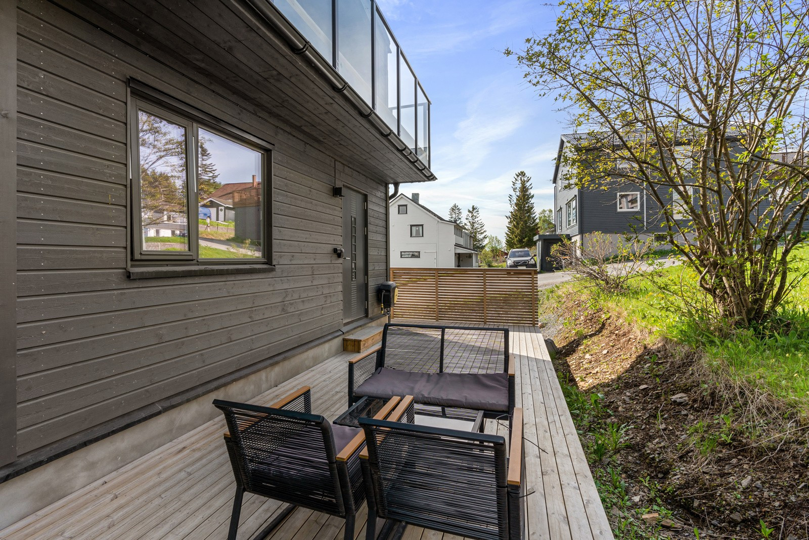 Markterrasse med god plass til både utemøblement og grill.