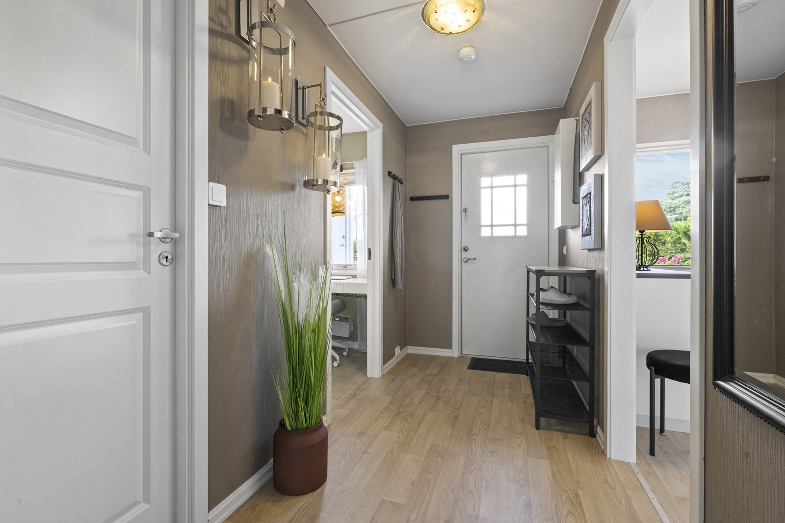 Når du kommer inn i leiligheten møtes du av en praktisk entré til å henge fra seg ytterklær. Galleribilde