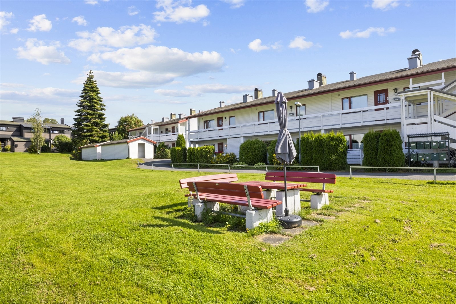 Pent opparbeidet fellesområder med sittebenker gjør at man kan skravle med naboene i grønne og skjermede omgivelser! Galleribilde