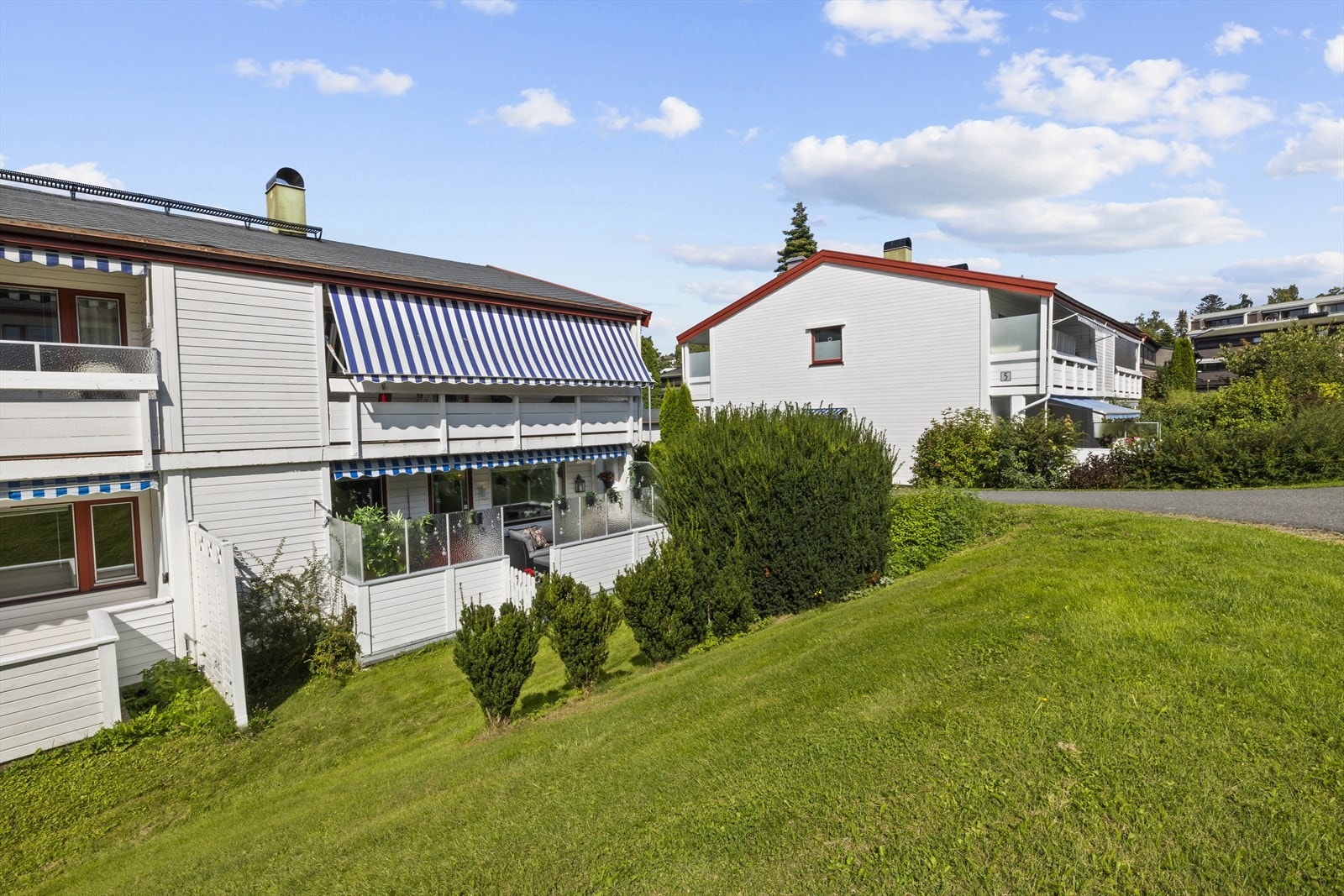 Fra markterrassen har man port ut til gressplen, som strekker seg rundt boligen og frem til inngangspartiet. Galleribilde