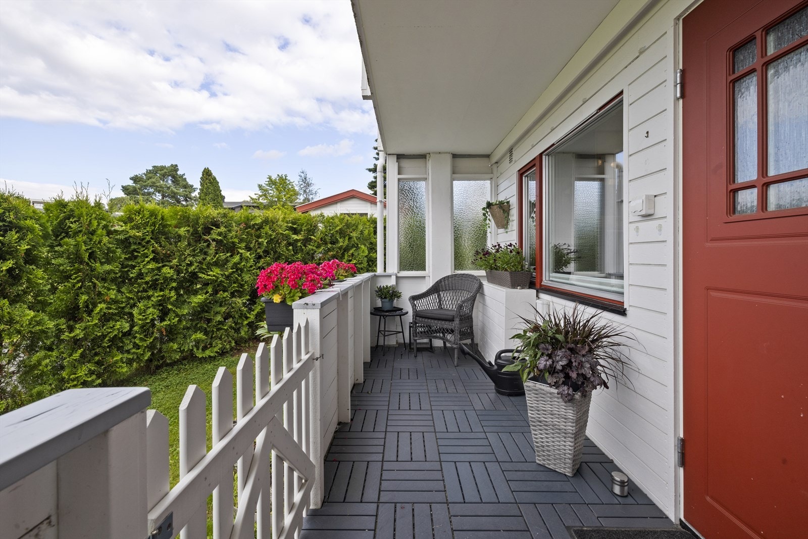 Det er installert stikkontakt og utebelysning på vegg. Galleribilde