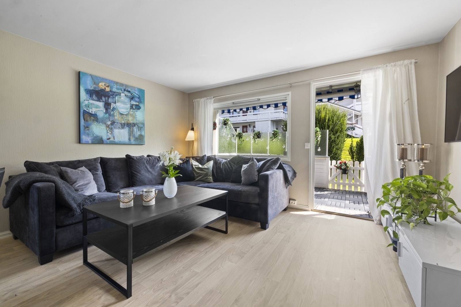 Fra stuen er det utgang til delvis overbygd, syd-sydøstvendt markterrasse. Galleribilde