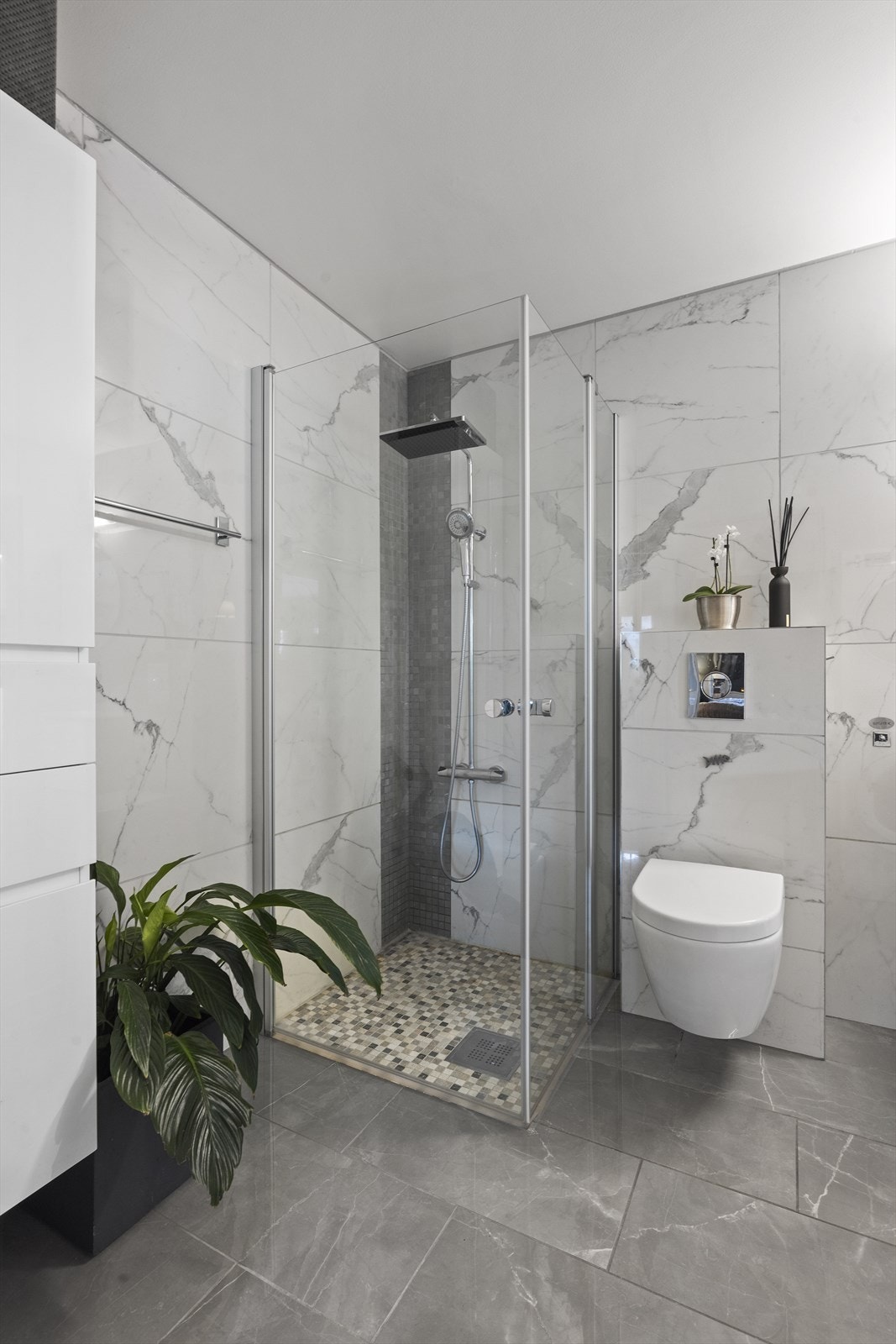 Varmtvannsbereder på ca. 120 liter plassert på badet. Berederen er byttet i 2023 av Nore VVS. Arbeidet er utført av Elektrikertjenesten. Galleribilde