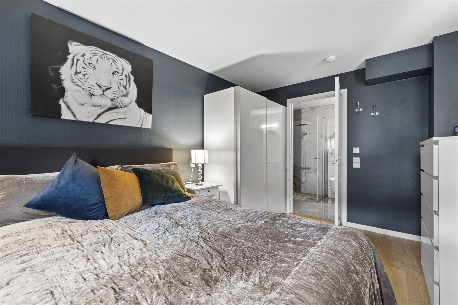 Skyvedørsgarderoben gir gode lagringsmuligheter for klær og sko. Denne medfølger salget. Galleribilde