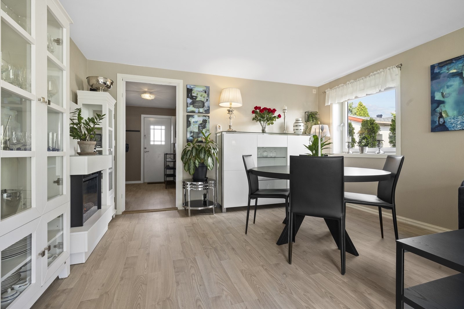 Endeleilighet gir ekstra vindu i stuen, noe som gir mer naturlig lysinnslipp. Galleribilde