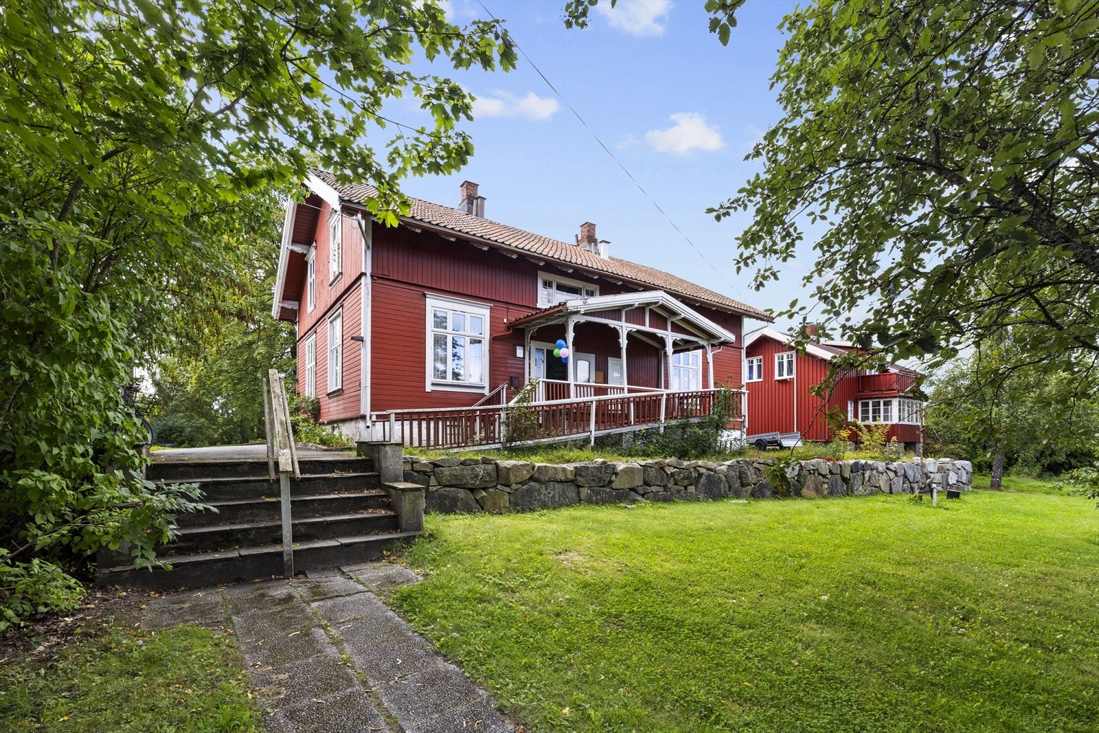 Bare 3 minutter gåtid fra boligen ligger Nordseter Gård. Der har du "Gårdskafeen" som har servering tre dager i uken og trim 2-3 ganger i uken. Galleribilde