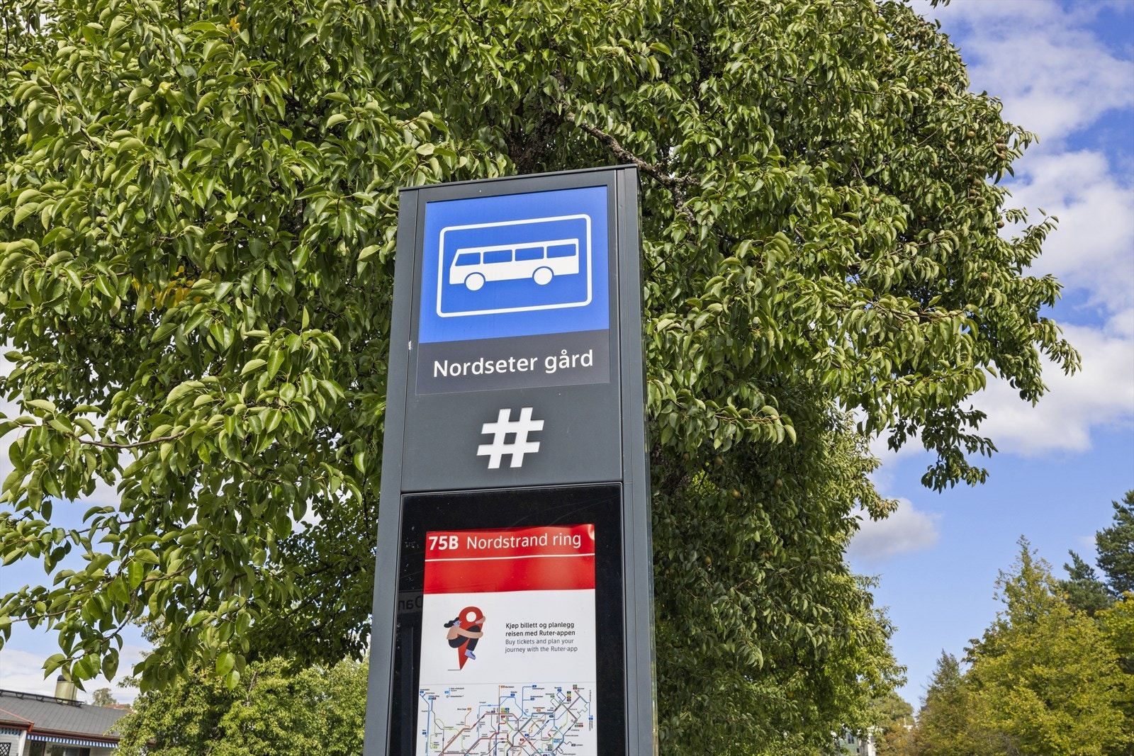 Nærmeste bussholdeplass er Nordseter gård, ca 200 meter unna med enkel forbindelse til Lambertseter senter. Galleribilde