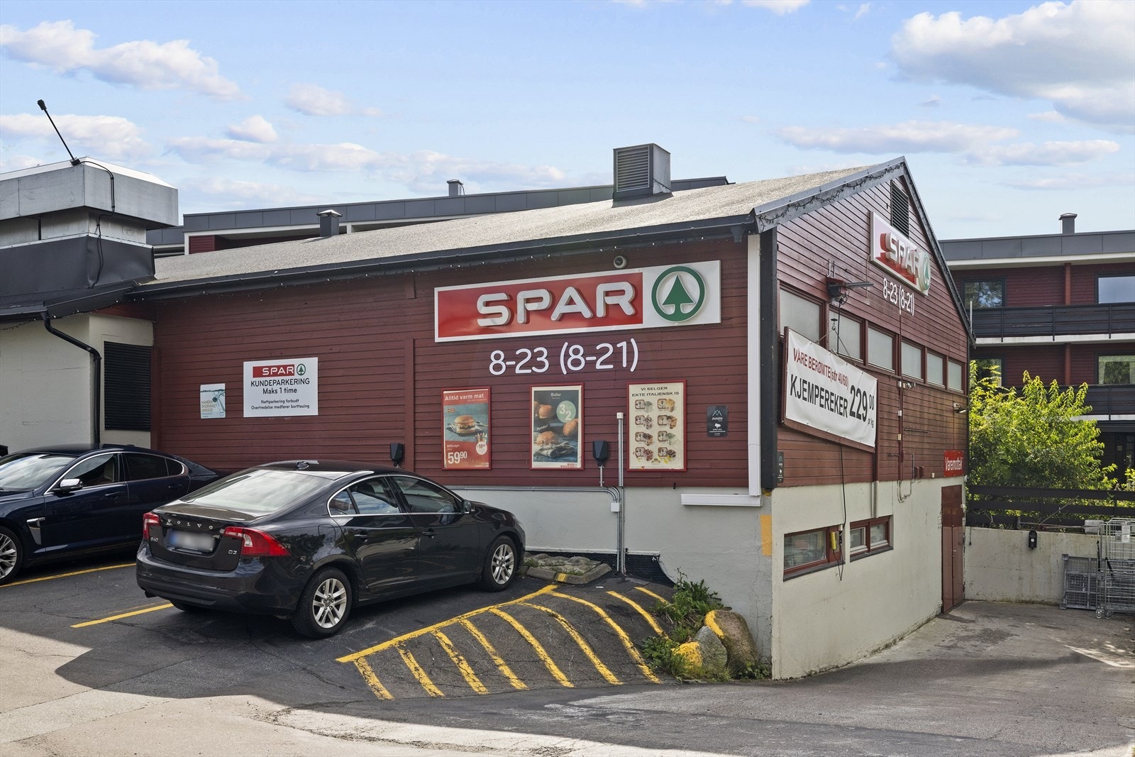 Dagligvarene kan du handle hos Spar som ligger i umiddelbar nærhet Galleribilde