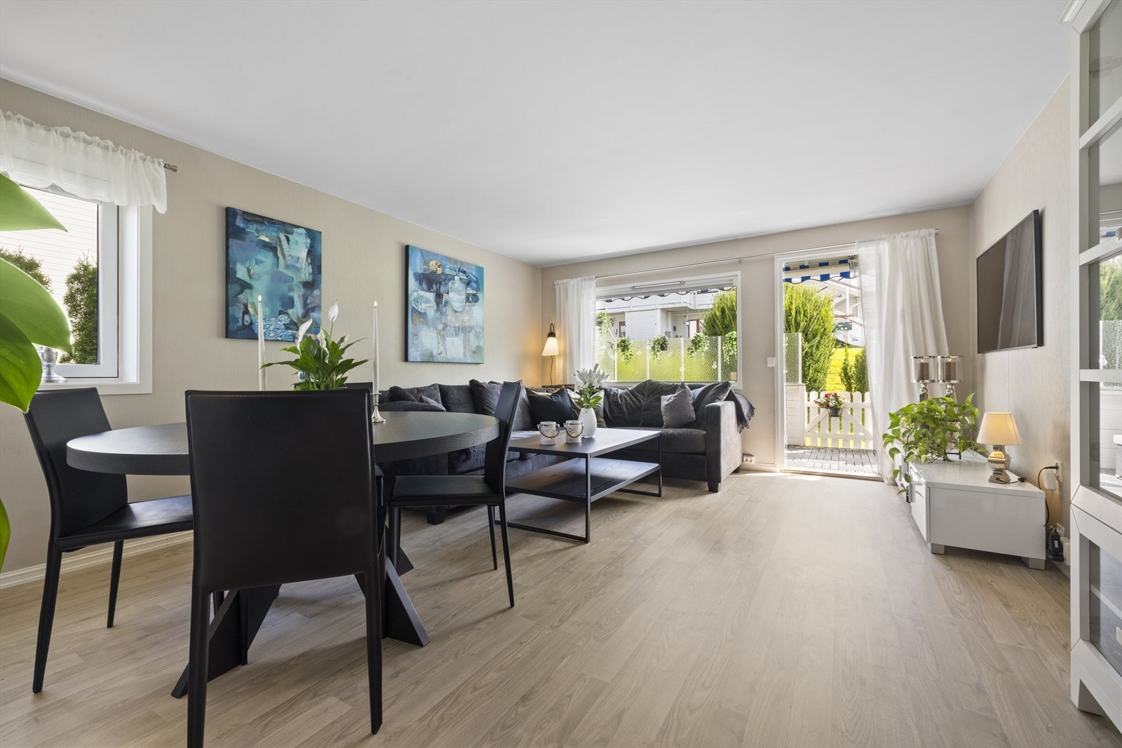 Romslig stue med god plass til sofagruppe med tilhørende TV-møbler og spiseseksjon. Galleribilde