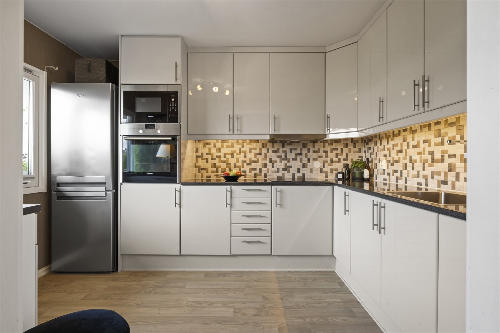 Induksjon koketopp. Innebygget stekeovn og mikroovn i høyskap. Nisje til kjøleskap. Integrert oppvaskmaskin. Disse medfølger salget. Galleribilde