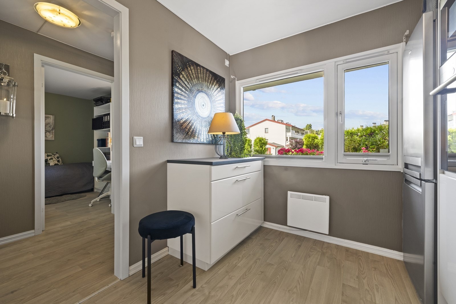 Hyggelig utsyn fra kjøkkenet Galleribilde