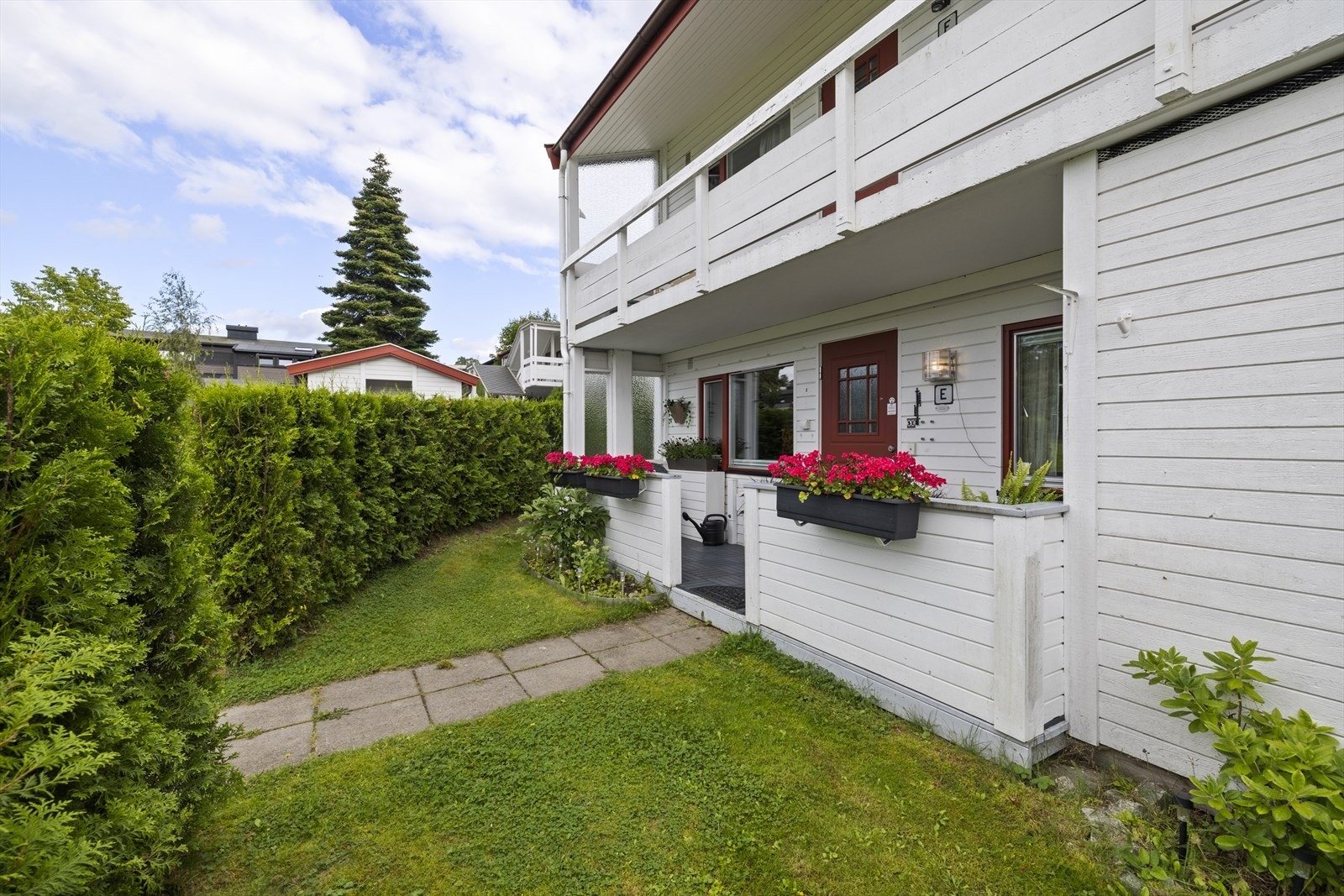 Ved inngangspartiet har man en overbygd, nord-nordvestvendt markterrasse på ca 8 kvm. Galleribilde