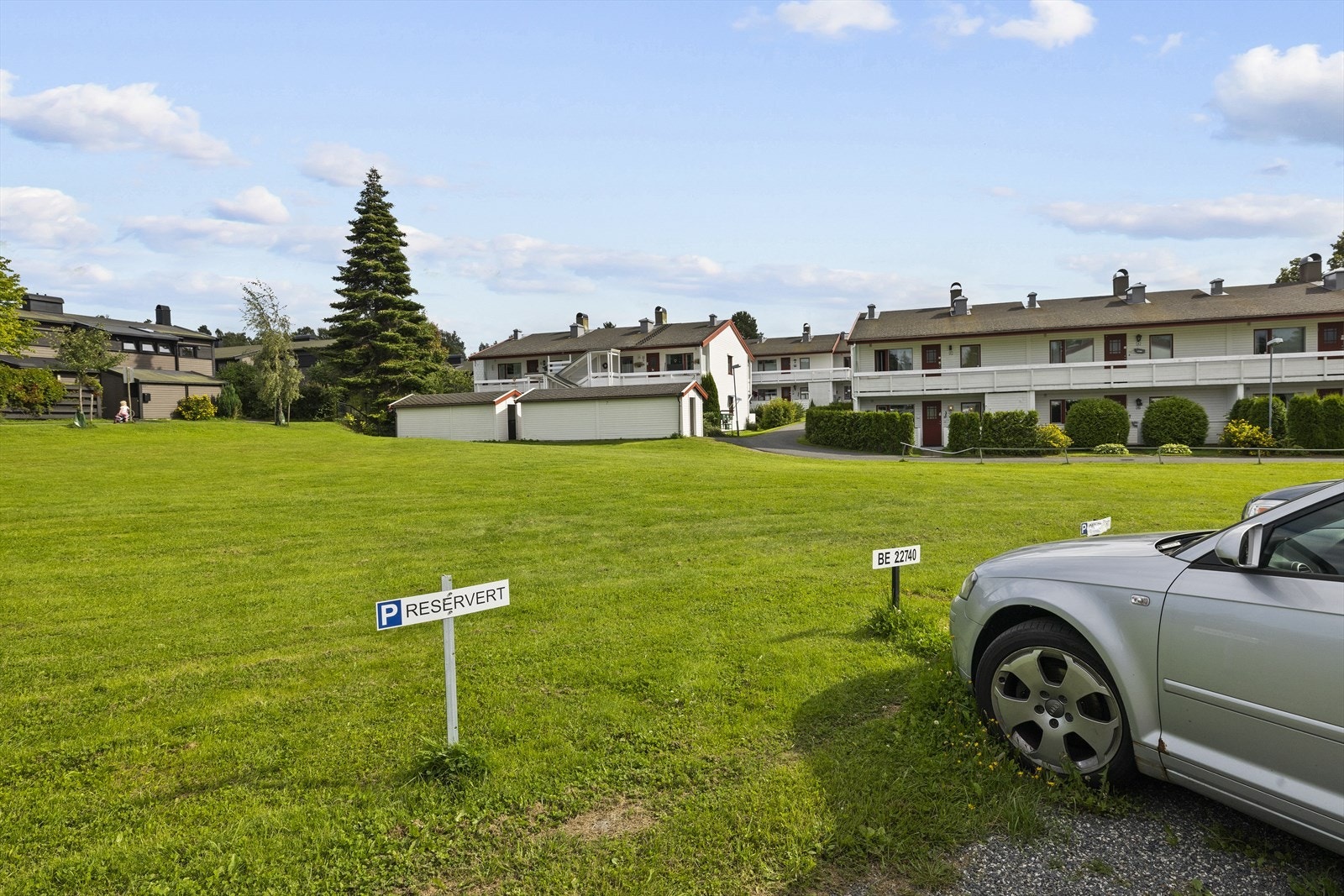 Selskapet har egne biloppstillingsplasser som tildeles etter venteliste. Borettslaget har også gjesteparkeringsplass. Galleribilde