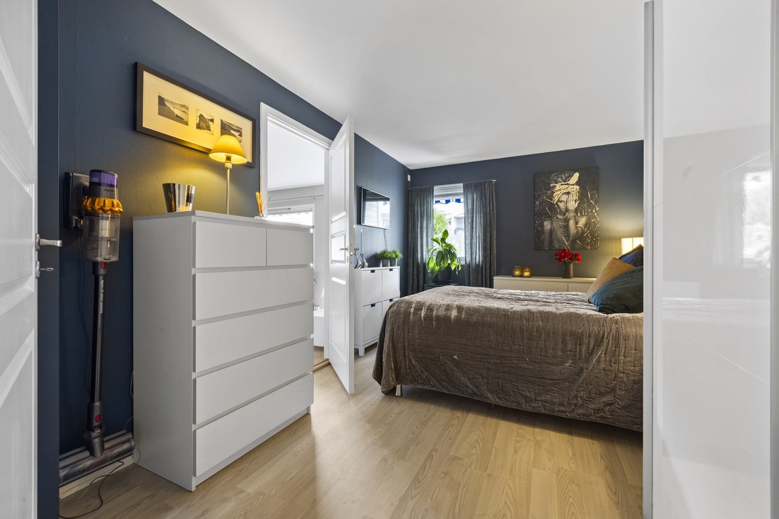 Soverommet ligger i tilknytning til stuen, og har i tillegg dør direkte inn til badet. Galleribilde