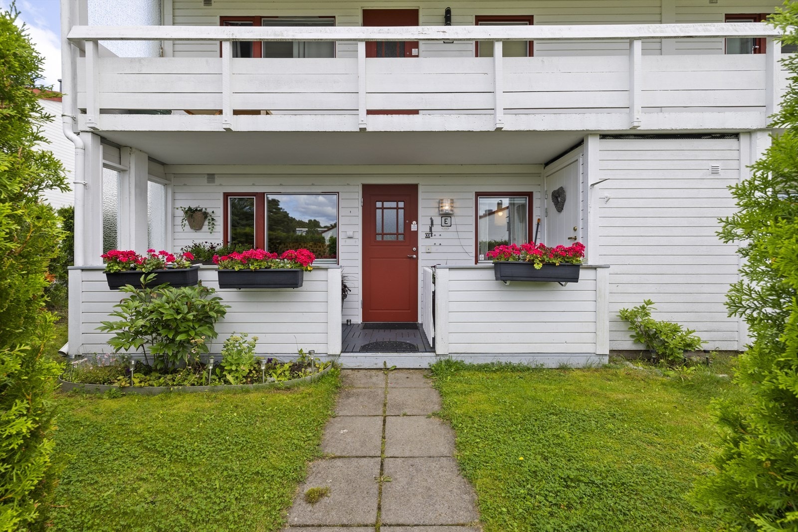 Hyggelig inngangsparti med plass til sittegruppe. Galleribilde