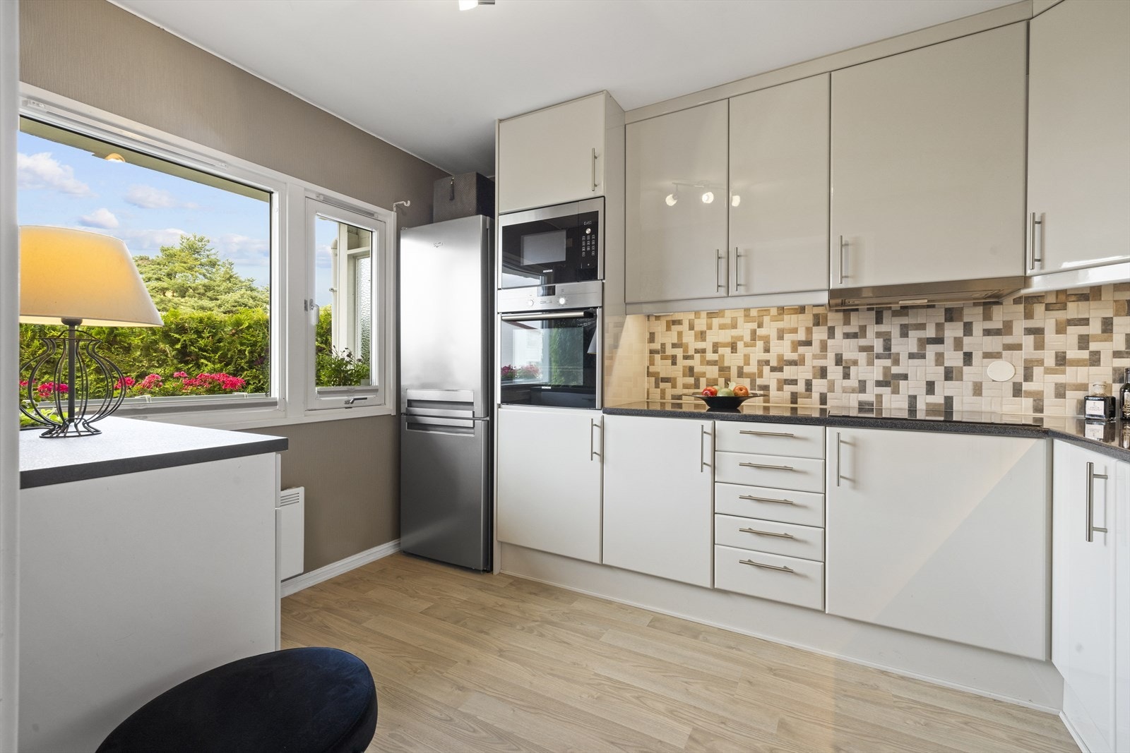 Pent kjøkken fra 2016, med Hettich kjøkkeninnredning Galleribilde