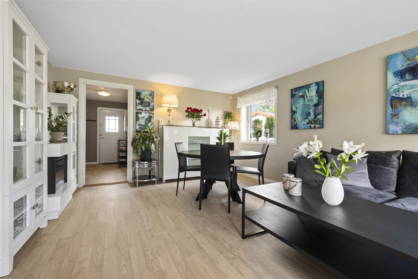 Praktisk planløsning og store vinduer skaper en meget god romfølelse. Galleribilde