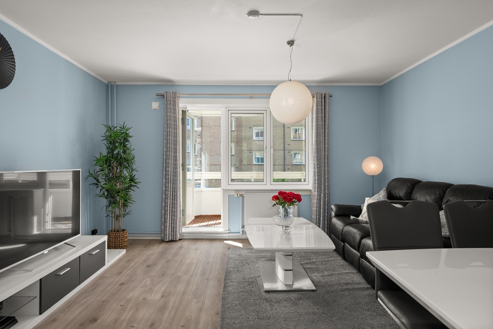Romslig stue med plass til både sofa og spisebord. Galleribilde