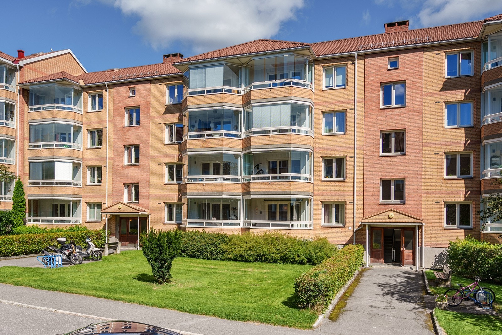 Bygg fra 1956, med balkonger og utført fasaderehabilitering i 1995. Galleribilde