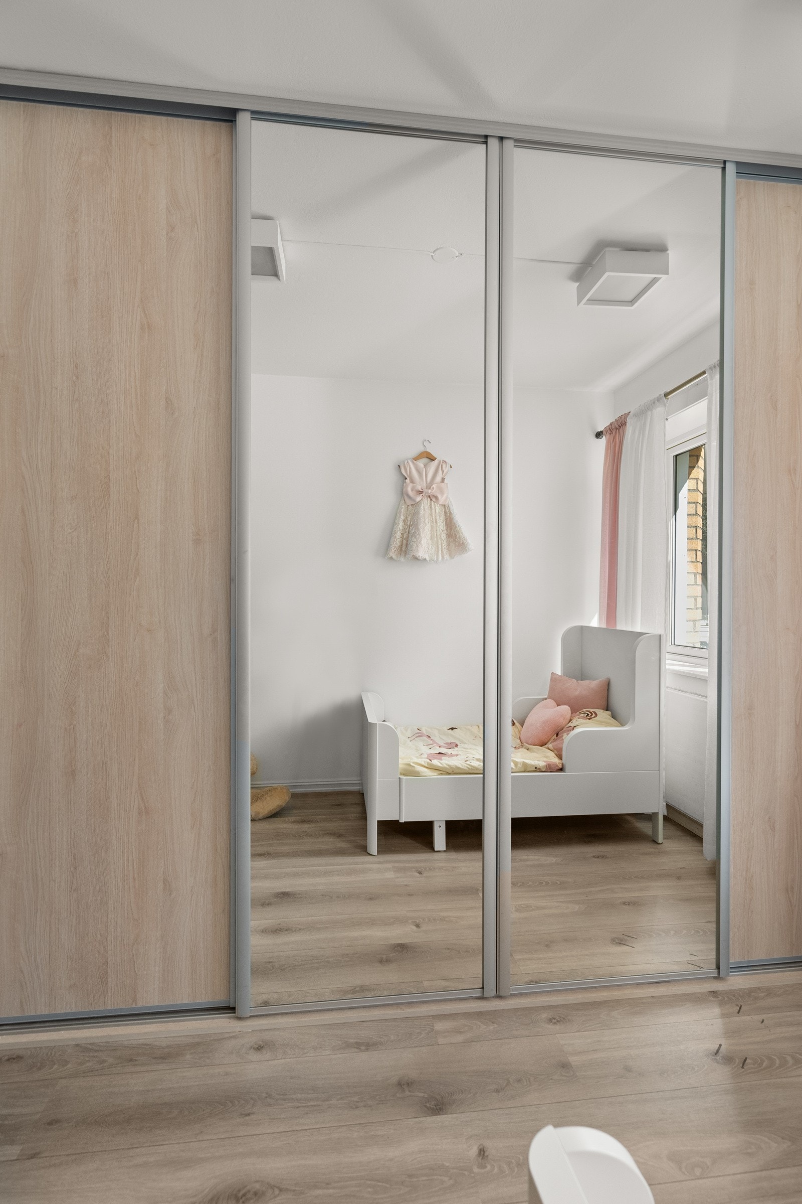 Leiligheten har romslig stue med laminatgulv fra 2016 i alle rom bortsett fra bad. Galleribilde