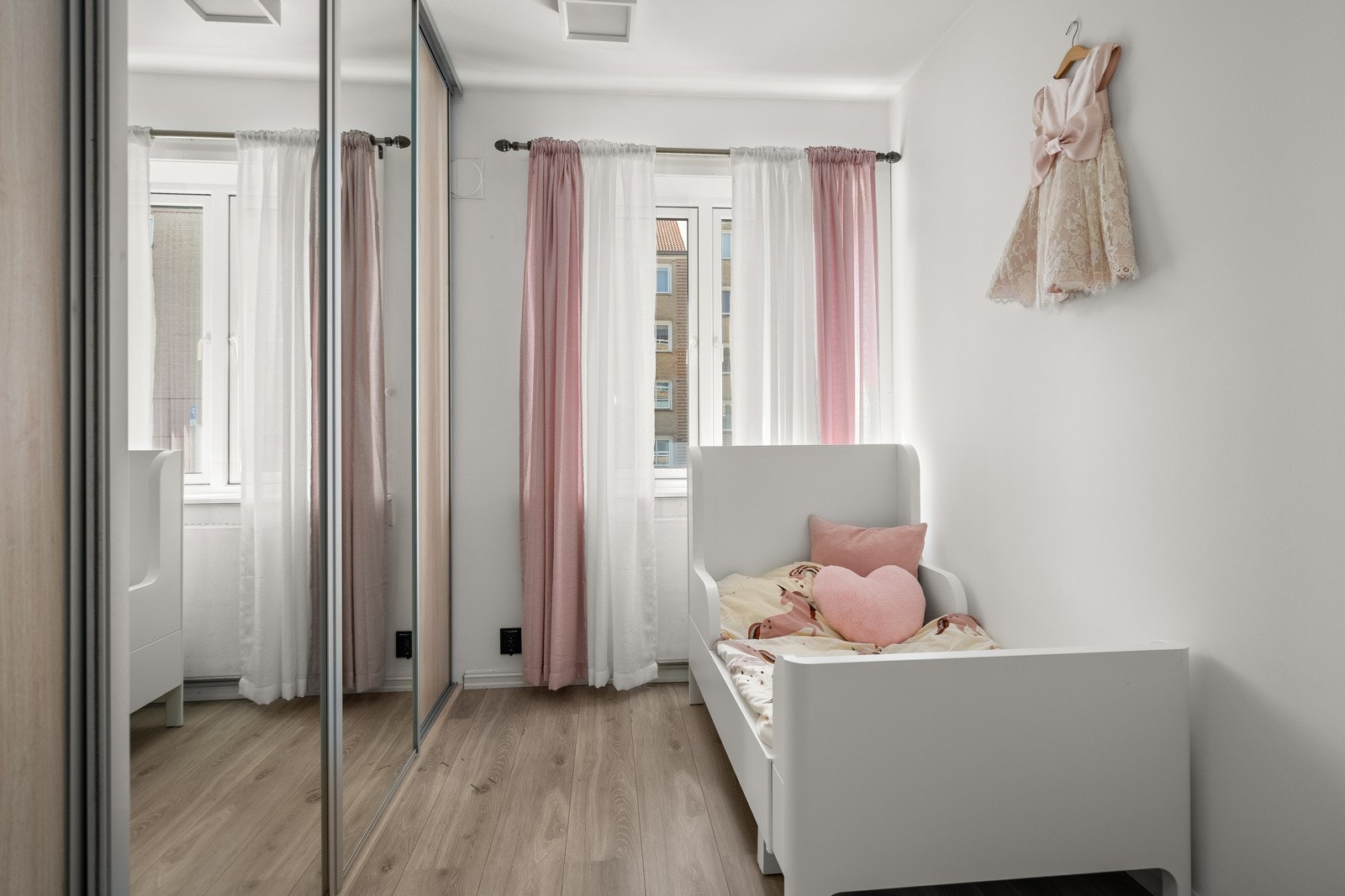 Det andre soverommet er innredet som barnerom og har stor skyvedørsgarderobe. Galleribilde