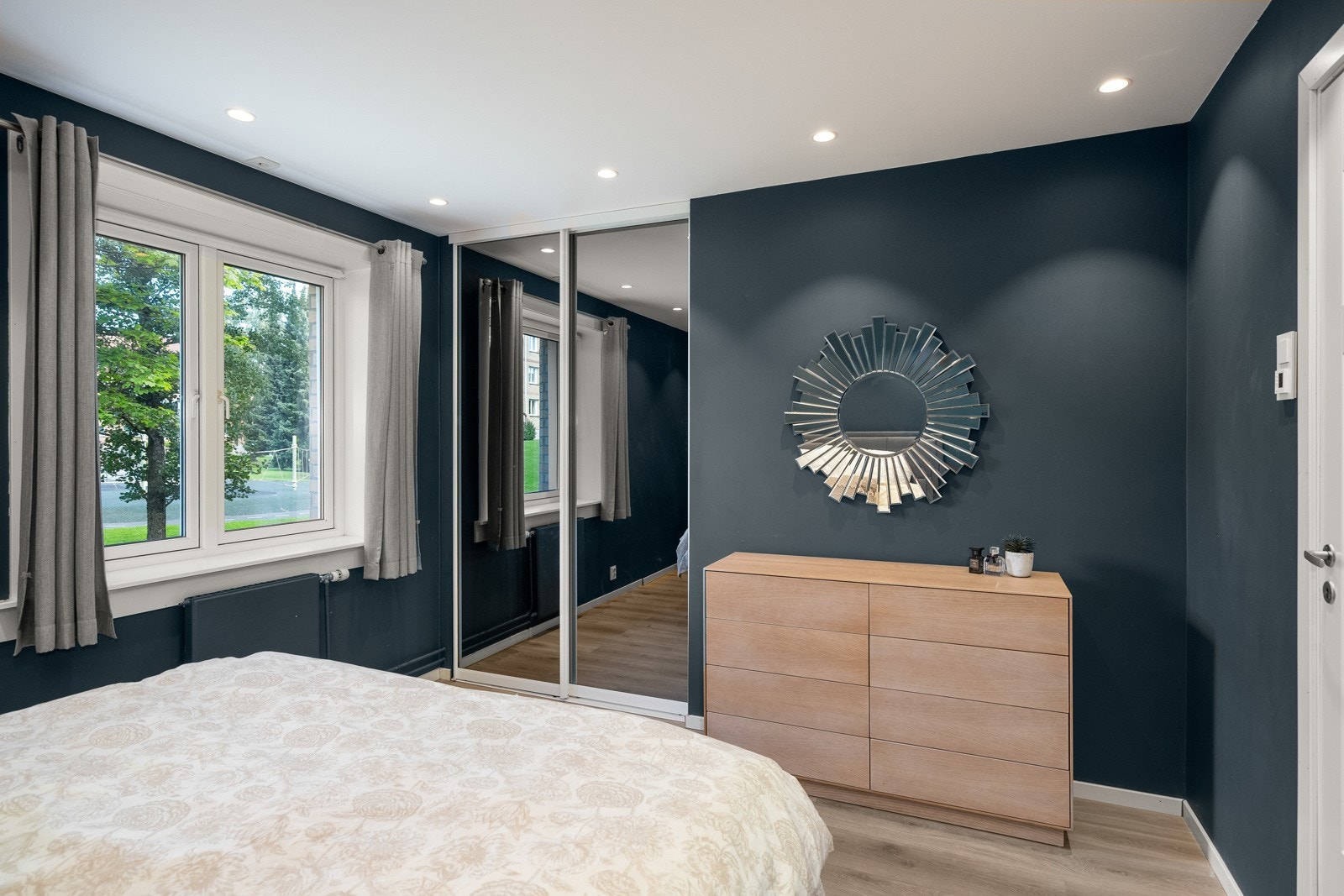 Nedforet himling med innfelte LED-downlights på hovedsoverommet fra 2016. Varme i gulv. Galleribilde