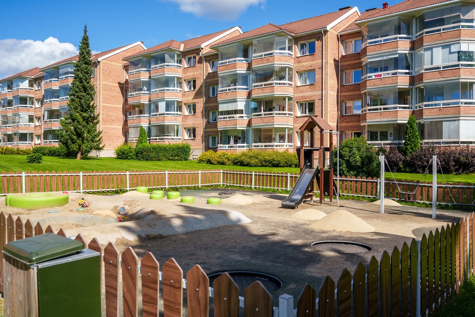 Leiligheten ligger i et veletablert, populært og barnevennlig boligområde på Kalbakken i Oslo. Galleribilde