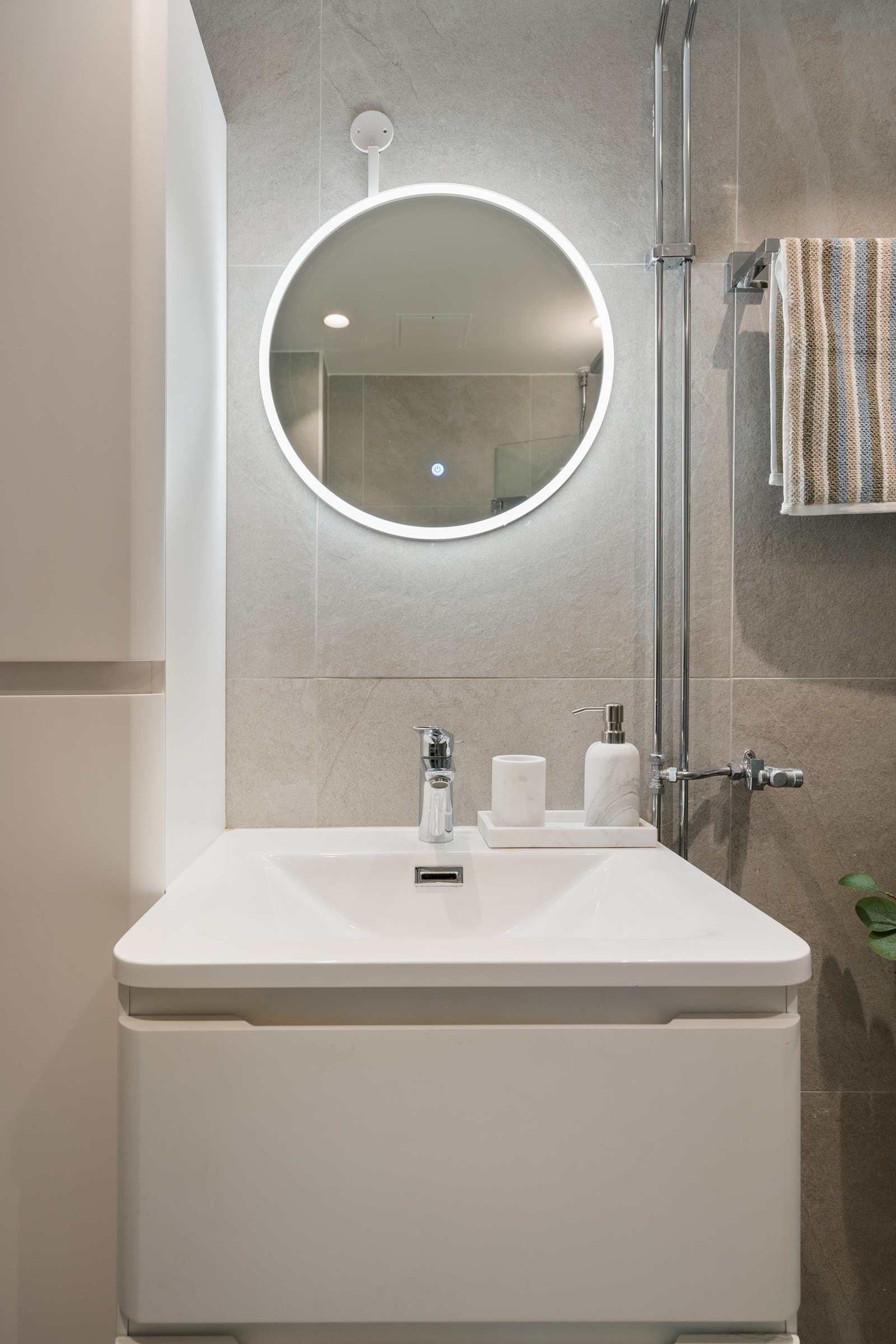 Badet har behagelig gulvvarme og opplegg for vaskemaskin. Galleribilde