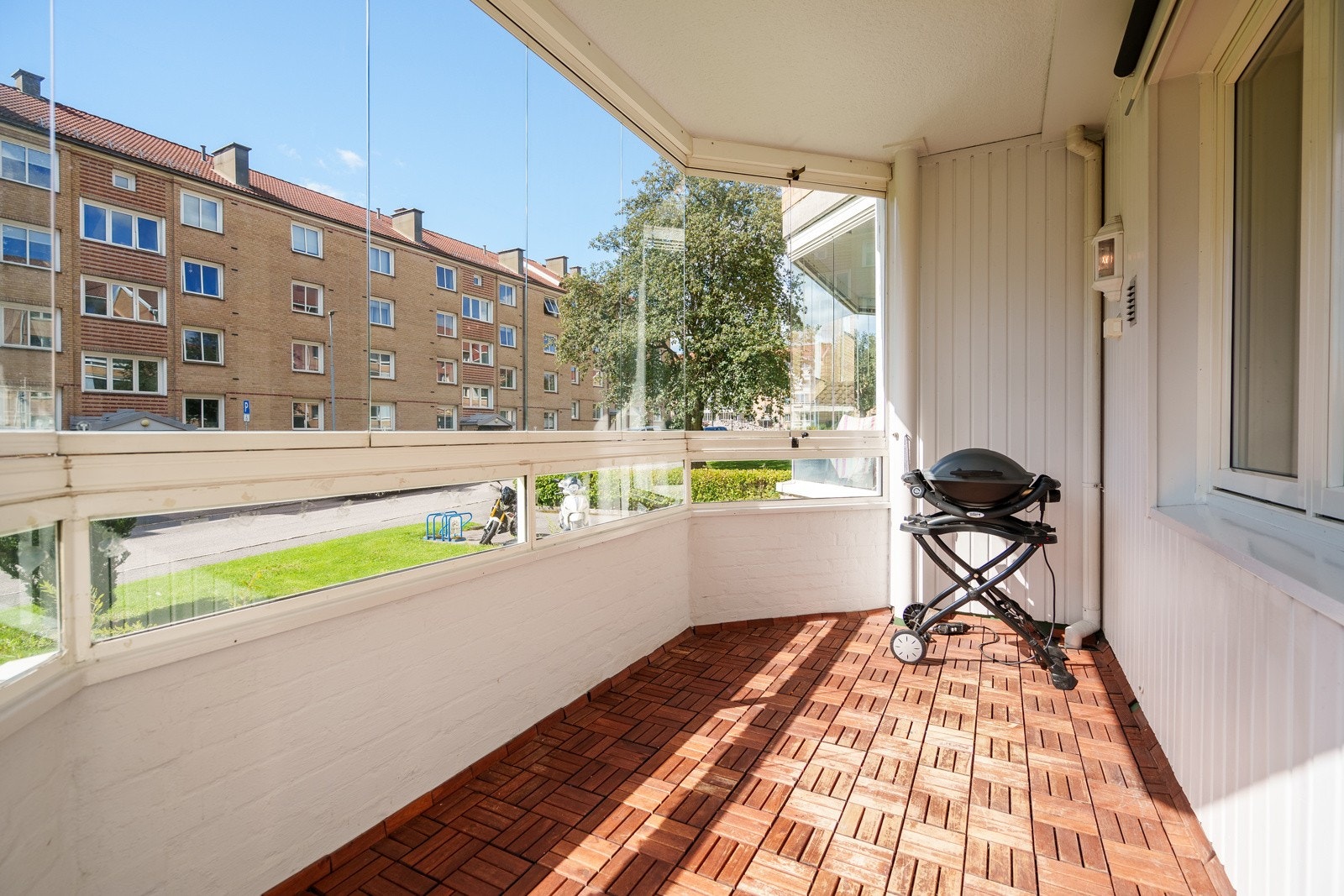 Innglasset, sydvestvendt balkong på 7 kvm. Balkongen har heller på gulv, og utebelysning. Galleribilde