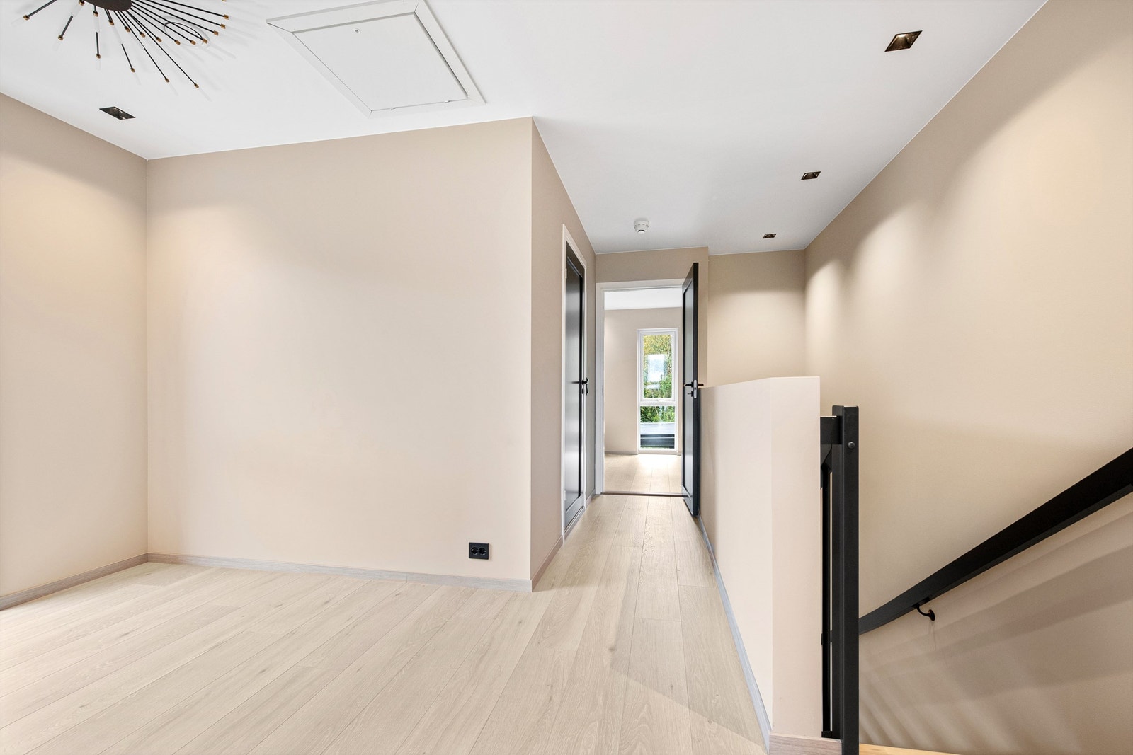 Romslig gang i 2. etsje med plass til tv-krok Galleribilde