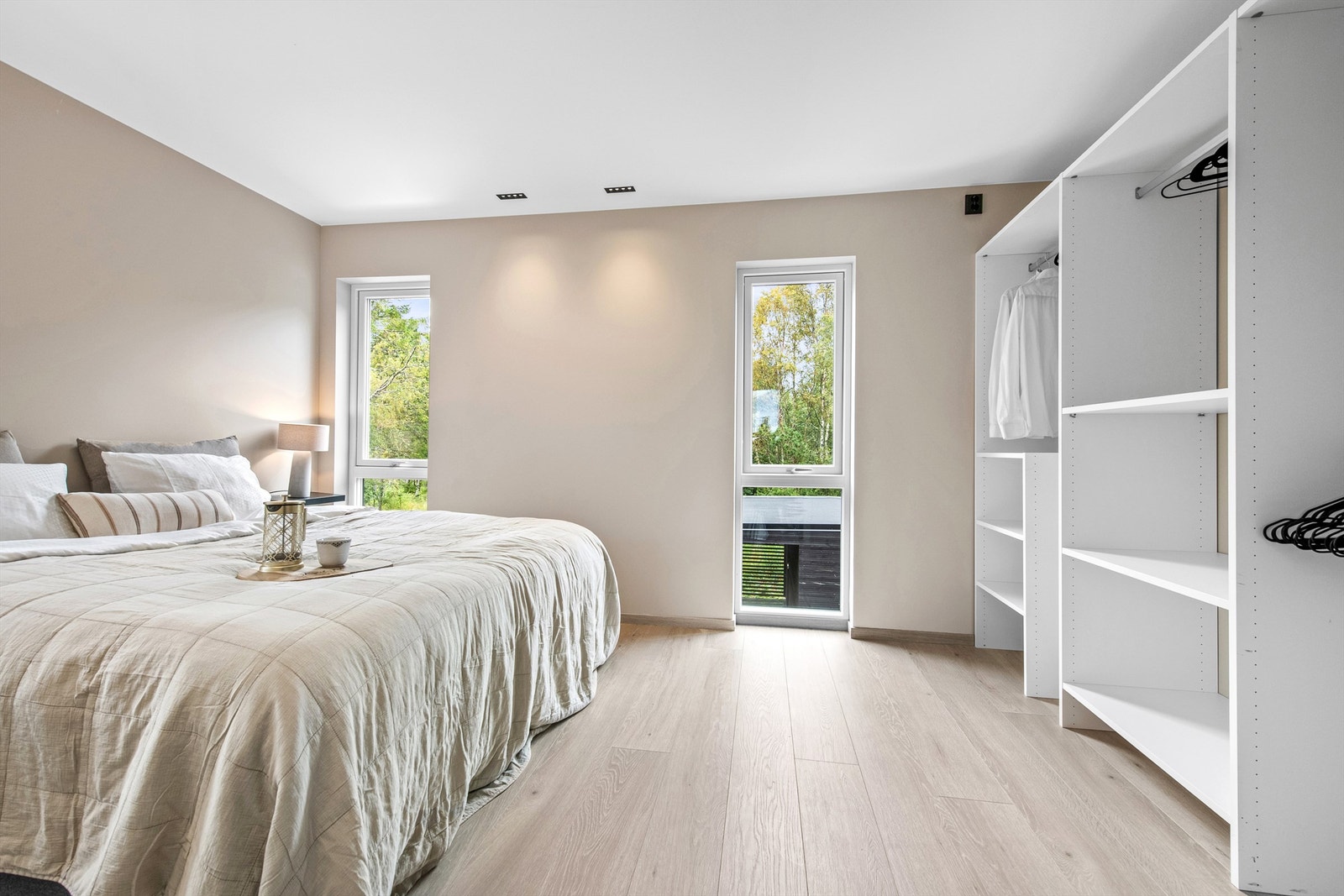 Romslig hovedsoverom i 2. etsje med stor åpen garderobeløsning Galleribilde