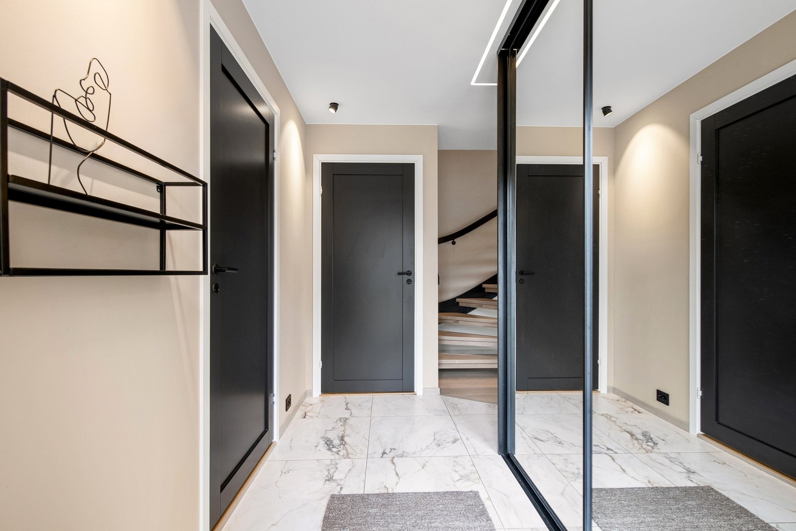 Romslig gang/entre med dels flislagt gulv i tilknytning til inngangsparti Galleribilde