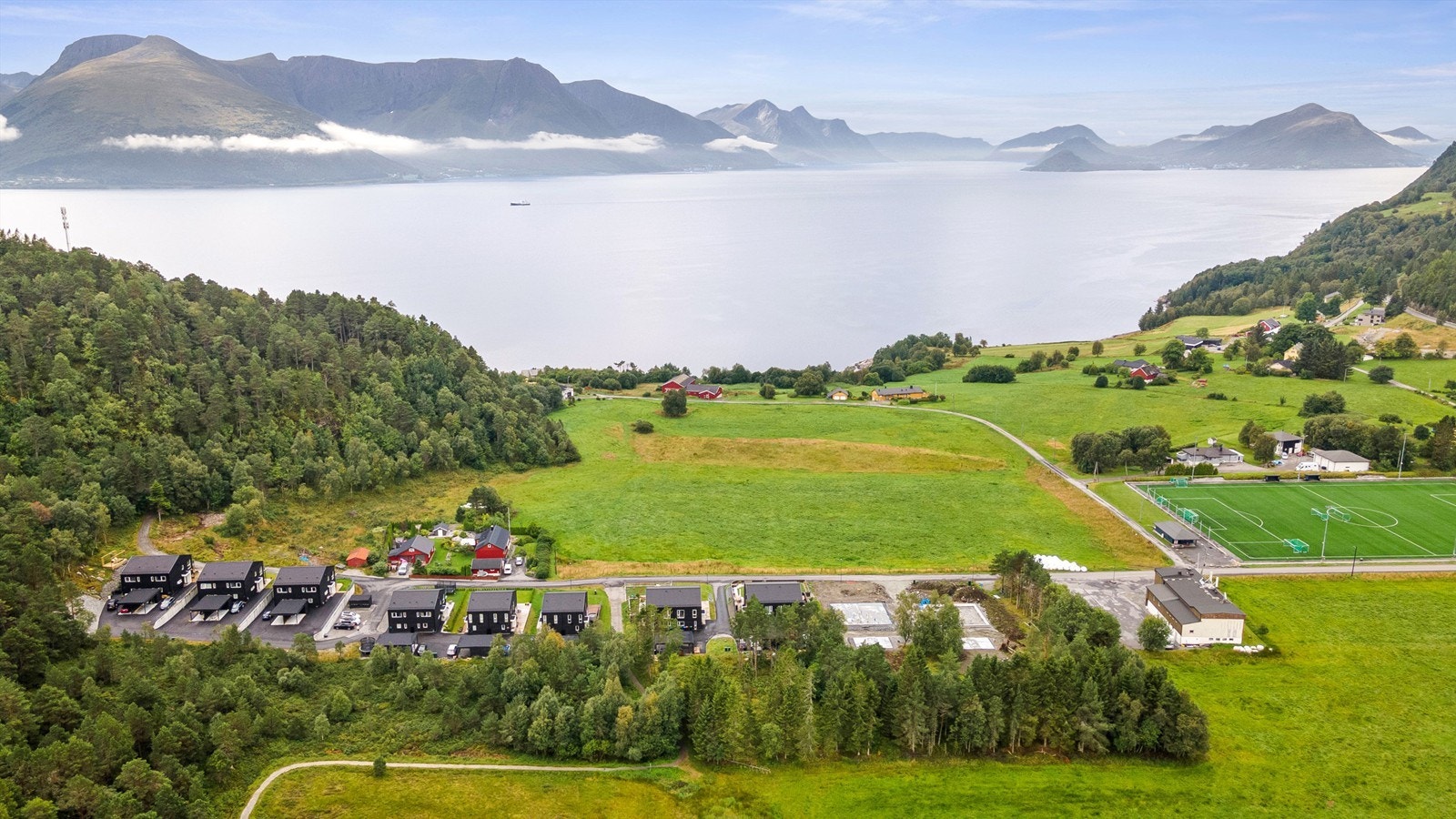 Dronebilde av nærområdet sett fra øst mot vest Galleribilde