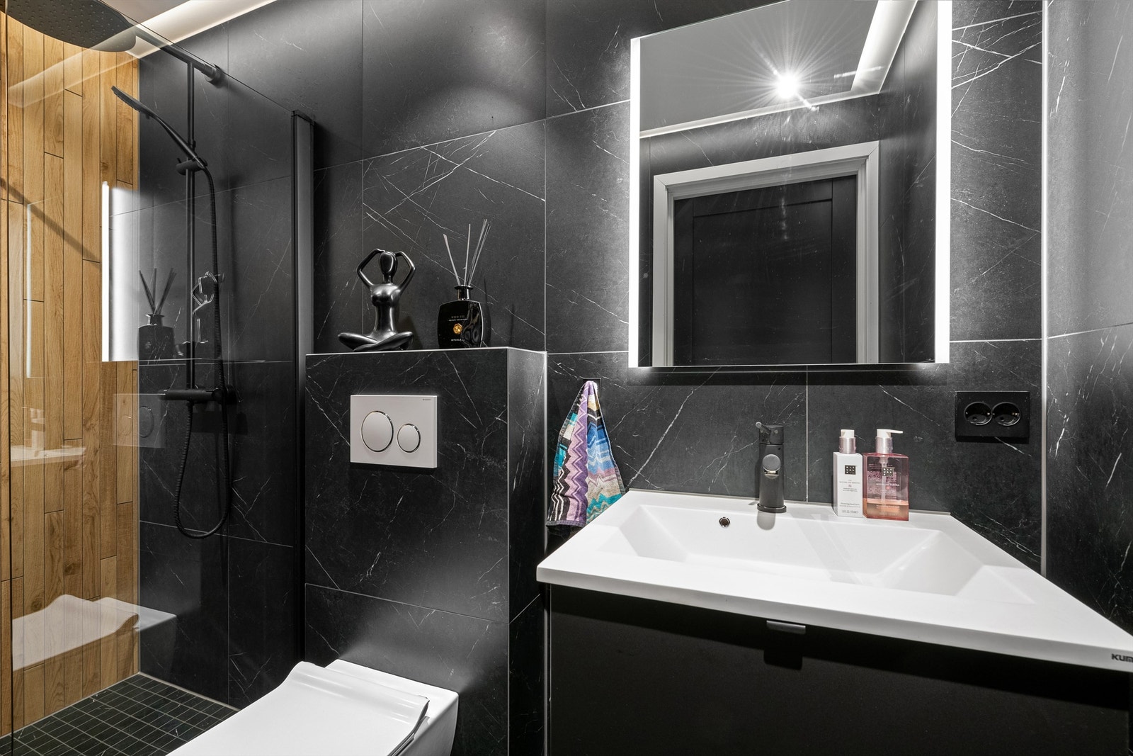 Lekkert flislagt bad i 1. etasje med påkostet standard Galleribilde